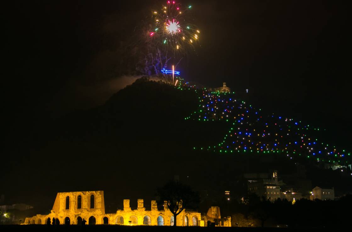 albero di luci di Gubbio e mercatini di Natale